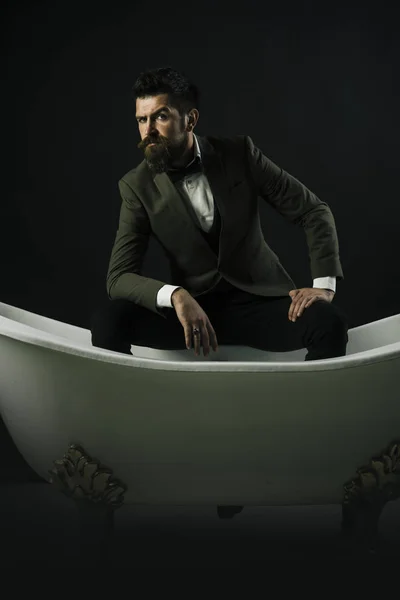 Людина з бородою і вусами на темному тлі — стокове фото