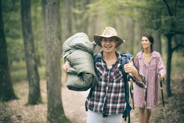 Casal jovem com rostos felizes caminha. Homem com mulher caminhadas — Fotografia de Stock