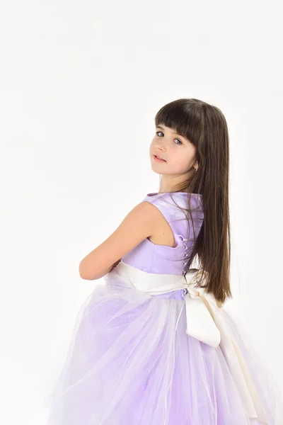 Linda niña en vestido de moda — Foto de Stock