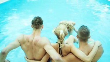 Gençlerin grup havuzda yaz zevk mutlu. Arkadaşlar kokteyller havuz içme içinde şampanya, parti grup.