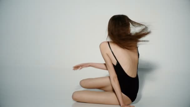 Eyfel Kulesi Paris Studio Güzel Kızla Siyah Gömlek Beyaz Ayakkabı — Stok video