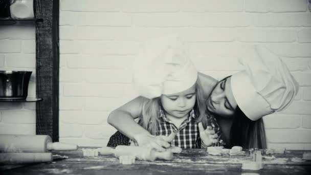 快乐的 充满爱心的家庭正在一起准备烘焙 母女俩的女儿在厨房里做饼干 玩得很开心 家庭自制食品和小帮手 — 图库视频影像