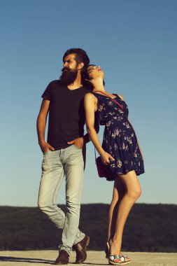 Çift mavi gökyüzü üzerinde poz
