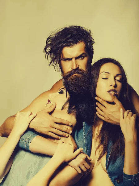 Barbudo hombre con dos chicas jóvenes atractivas — Foto de Stock