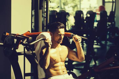 kaslı adam spor salonunda eğitim