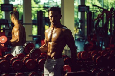 kaslı adam dumbbell ile