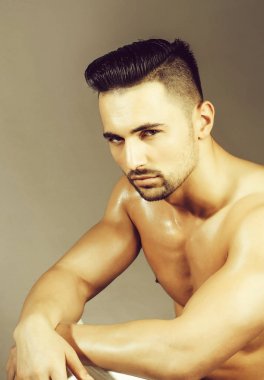 Yakışıklı adam veya kas maço
