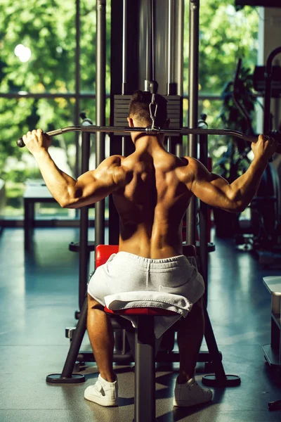Тренування м'язистого чоловіка в тренажерному залі — стокове фото