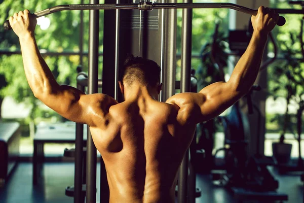 Allenamento muscolare dell'uomo in palestra — Foto Stock