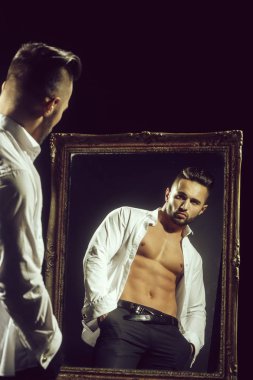 seksi atlet cesedin yanında vintage ayna ile kas maço adam