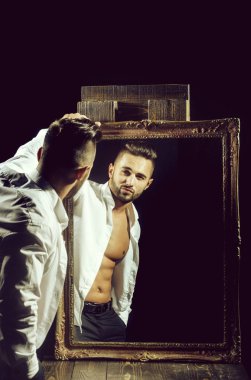 seksi atlet cesedin yanında vintage ayna ile kas maço adam