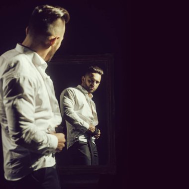 vintage ayna yakınındaki Beyaz tişörtlü kas maço adam