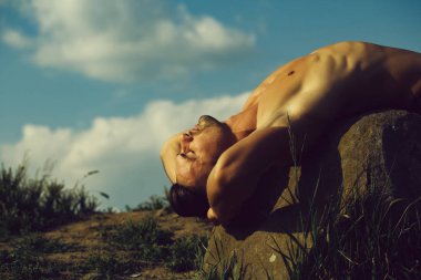kaslı adam gökyüzü zemin üzerinde rahatlatıcı