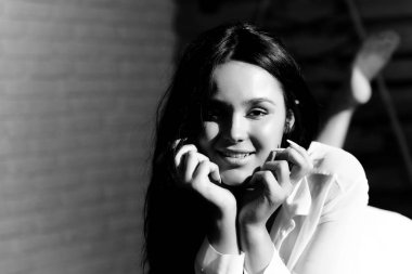 Moda model arka plan bulanık üzerinde.