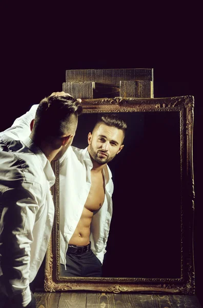 seksi atlet cesedin yanında vintage ayna ile kas maço adam