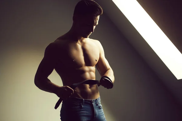 Homme musclé sexy avec ceinture — Photo