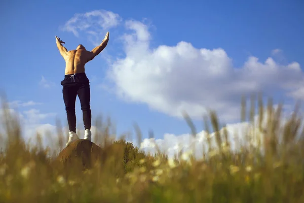 Sexy musculoso hombre en el cielo fondo — Foto de Stock