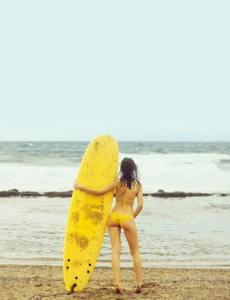 黄色いサーフボードを持って水着美少女サーファー — ストック写真