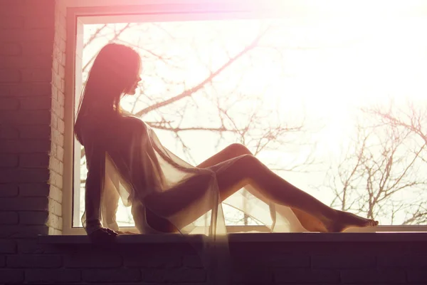 Femme en robe posée à la fenêtre avec tasse — Photo
