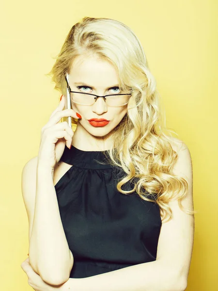 Sexy blondýna v brýlích s telefonem — Stock fotografie