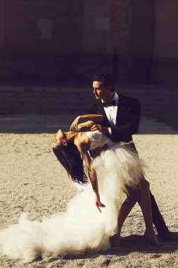 seksi çift güneşli dans düğün açık