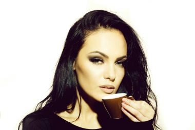 Bir fincan kahveli kadın.