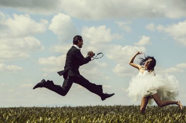 Mutlu gelin ve damat atlama