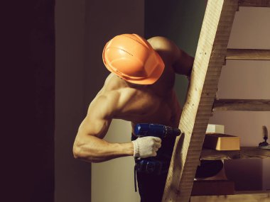 merdiven üzerinde seksi kaslı adam Oluşturucu