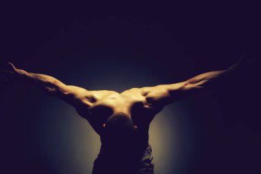 Kaslı adam seksi vücut ile