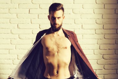 ince tuğla duvar arka plan üzerinde mor tişörtlü adam sakallı