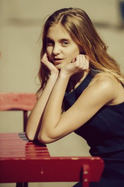 Güzel kız sokak kafe sırada bekliyor