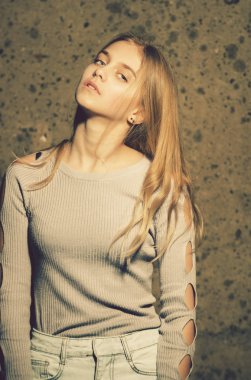 tuğla desenli duvar, güzellik ve moda şık kız