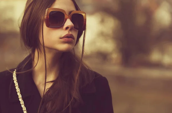 Красивая девушка в модных старинных солнцезащитных очках — стоковое фото