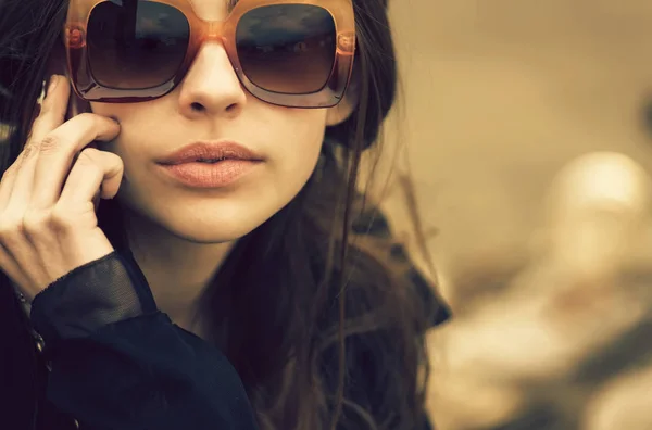 Mujer bonita en gafas de sol marrones elegantes, de moda, vintage — Foto de Stock