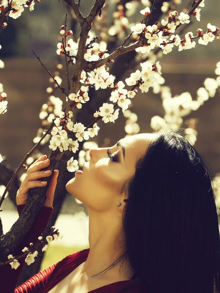 Mujer con flor de primavera — Foto de Stock