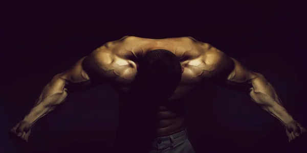 与性感的身体的肌肉男 — 图库照片