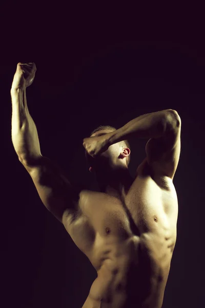 Homme musclé avec corps sexy — Photo