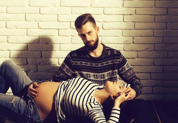 Бородатый мужчина и красивая беременная женщина с круглым животом — стоковое фото