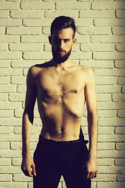 Slim γενειοφόρος άνδρας με λεπτό γυμνό τον κορμό σε φόντο τούβλο — Φωτογραφία Αρχείου