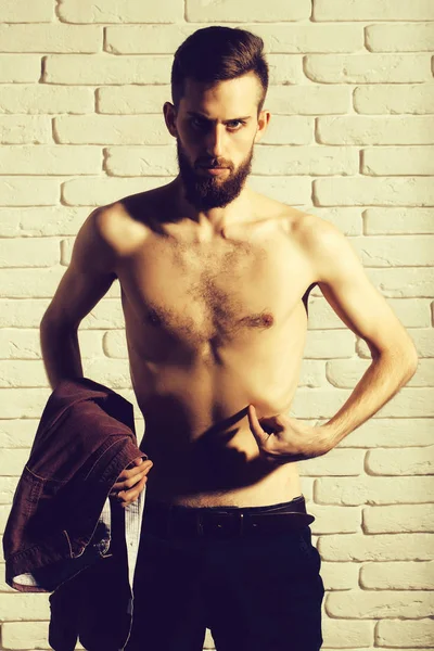 Uomo barbuto sottile con torso nudo sottile su sfondo di mattoni — Foto Stock