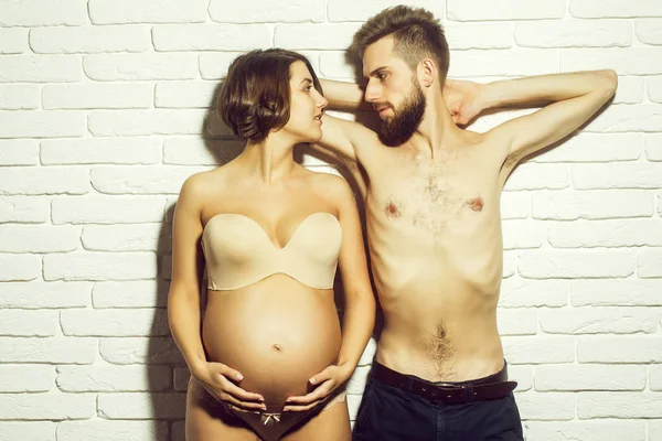 Szakállas vékony ember és szép terhes nő hasa kerek — Stock Fotó