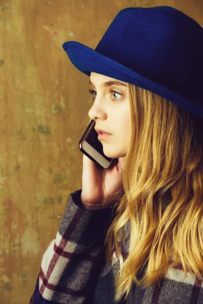 Όμορφη νεαρή γυναίκα με καπέλο μιλώντας στο κινητό τηλέφωνο — Φωτογραφία Αρχείου