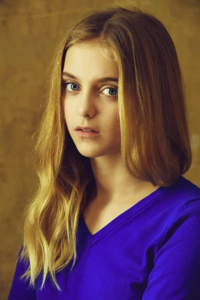 Hezká dívka s dlouhými blonďatými vlasy v modrém triku — Stock fotografie