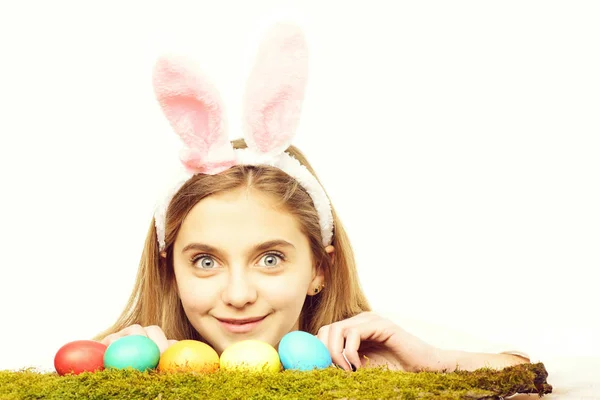 Gelukkig Pasen meisje in bunny oren met kleurrijke beschilderde eieren — Stockfoto