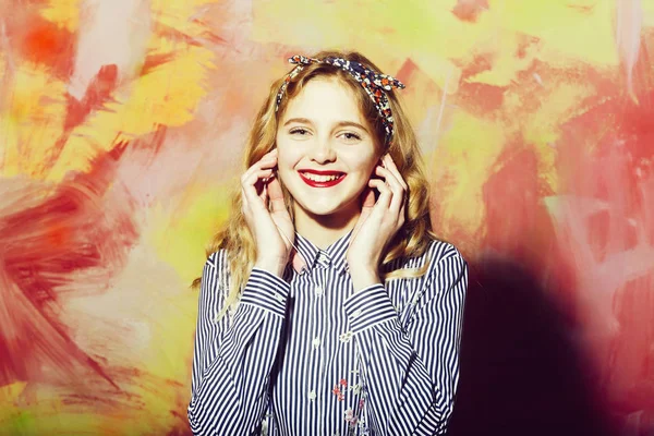 Fröhliches hübsches Mädchen hört Musik mit Kopfhörern — Stockfoto