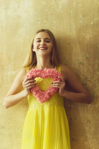 Ganska glad tjej med rosa korg hjärta för alla hjärtans dag — Stockfoto