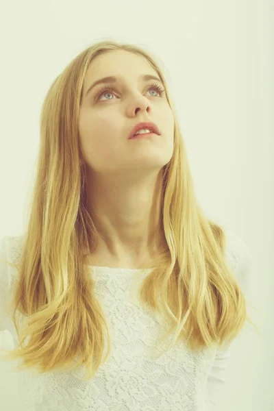 Krásná mladá dívka s blond vlasy — Stock fotografie
