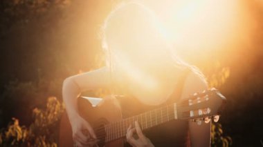 Müzik kavramları. beyaz kızlar gitar çalmak. beyaz kadınlar ile müzik rahatlatıcı. beyaz kadın mutlu bir yaşam tarzı var. Güzel beyaz kız gitar çalmak.