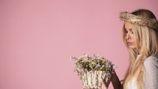 Jeune Femme Blonde Robe Blanche Élégante Fille Posant Sur Fond — Video