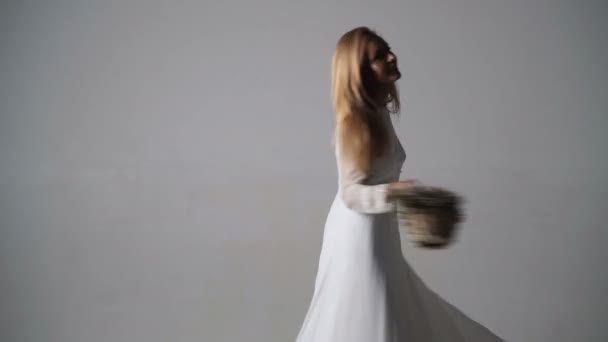 Jovem Loira Vestido Branco Elegante Menina Posando Fundo Com Bolsa — Vídeo de Stock